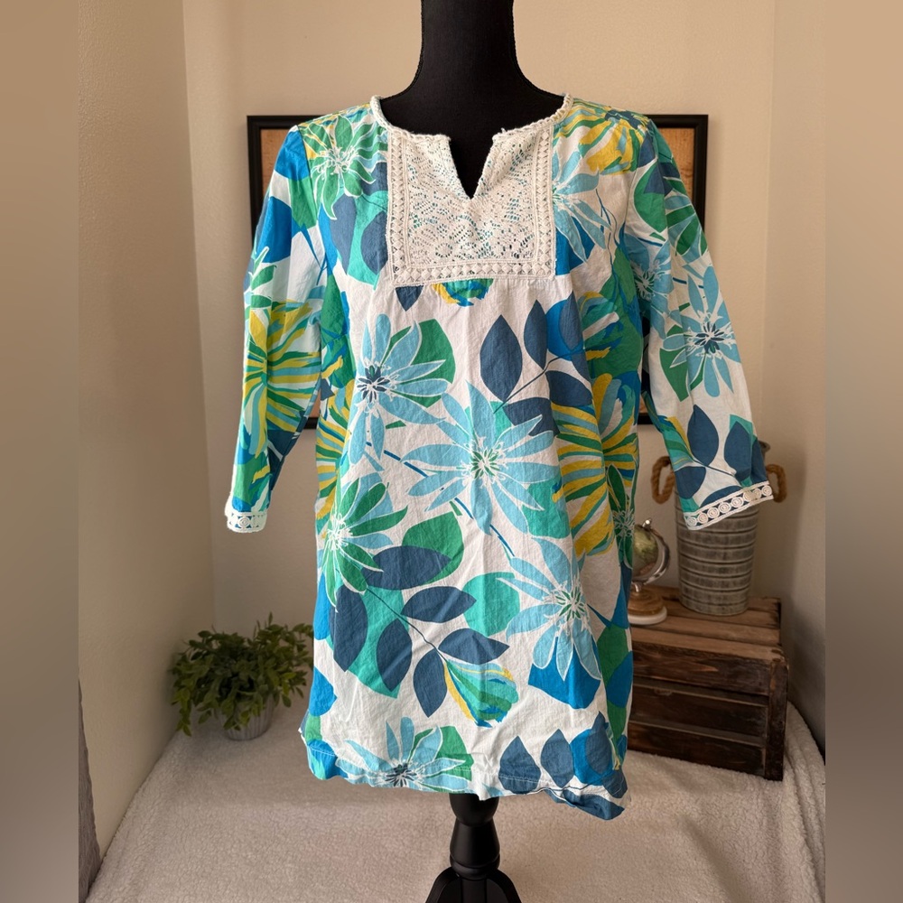 Blair v-neck floral blouse size medium